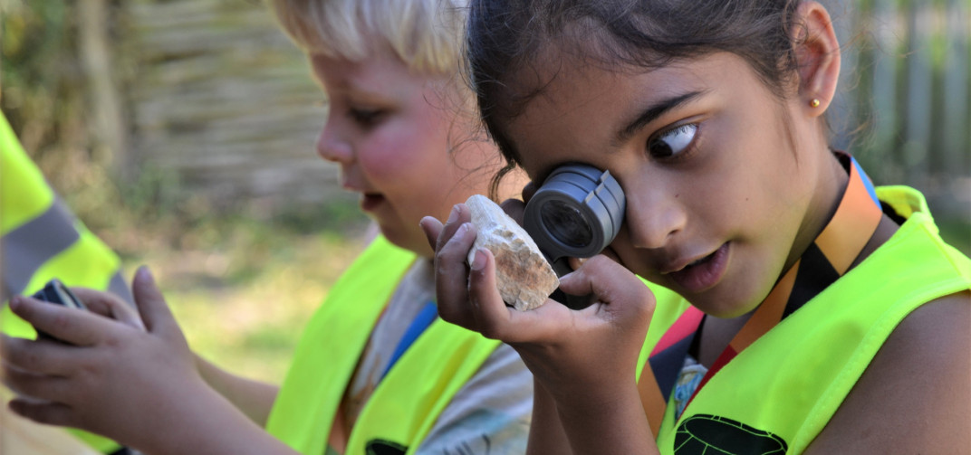 Stenen zoeken en determineren - Foto: Karin Olfert