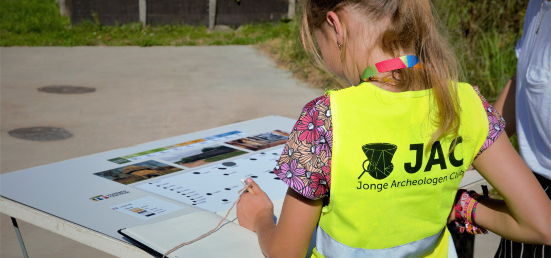 Leren om zelf sporen en vondsten te herkennen - Foto: Karin Olfert