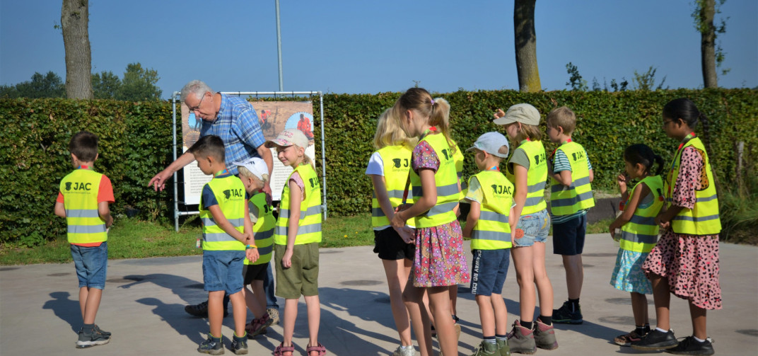 Uitleg tijdens de JAC-dag in 2023 bij het Hunebedcentrum - Foto: Karin Olfert